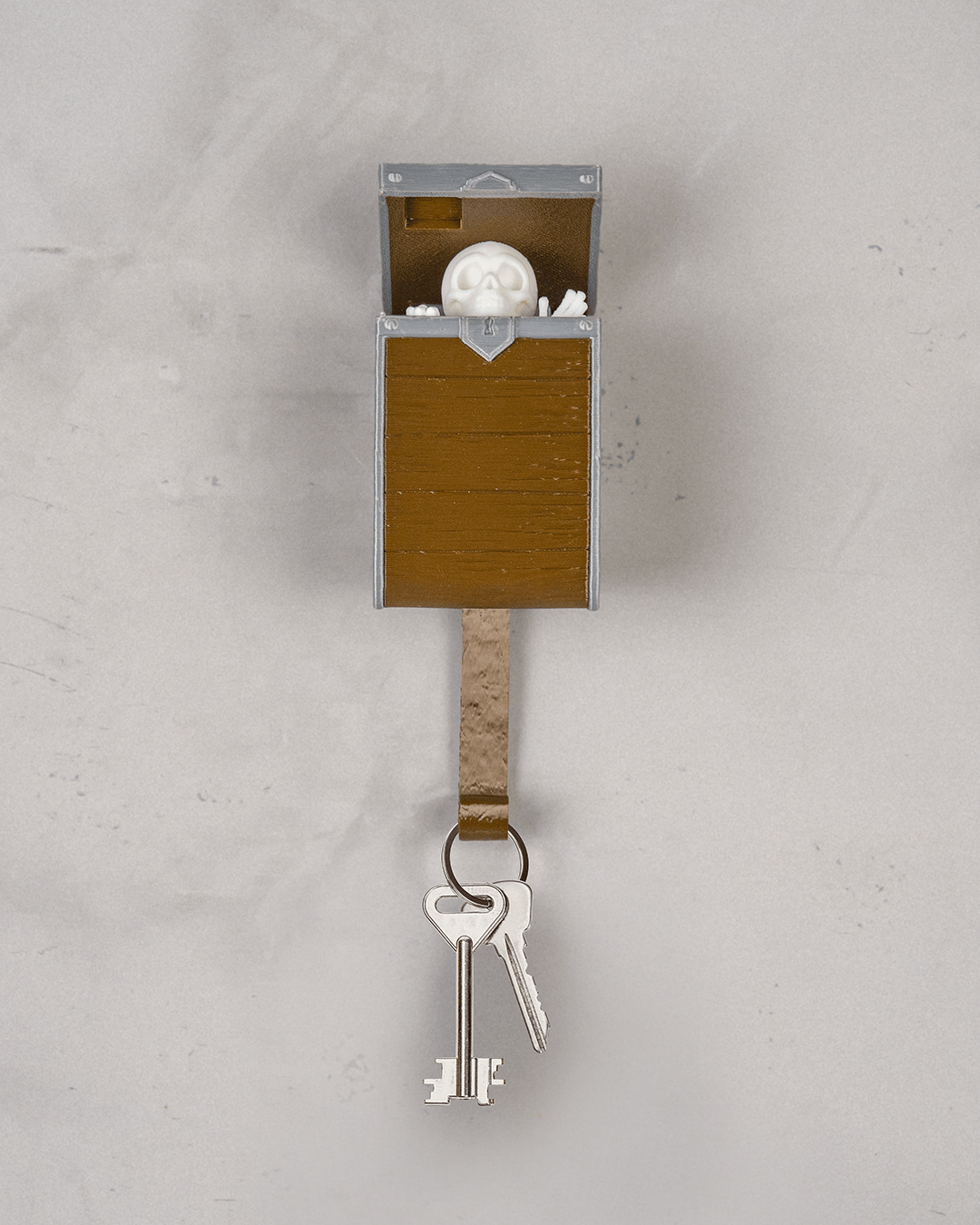 Portachiavi da parete a forma di baule con teschio